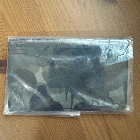 🦖Coach Zip Card Case With Camo Print - Picture 3 of 9